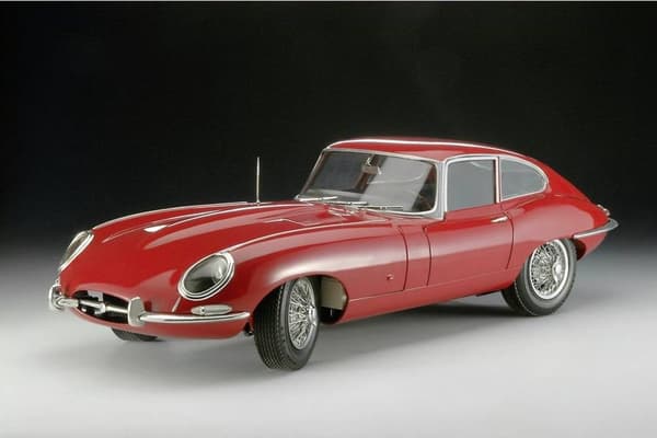 1:8 Revell 07717 Jaguar E-Type - Oldtimer Plastic Model Kit