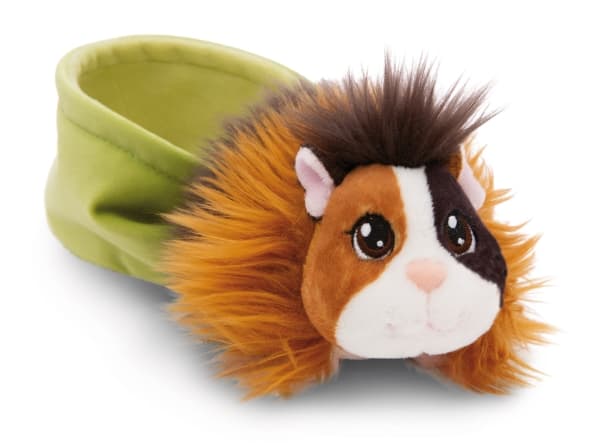 NICI 61334 Maskot marsvin 12cm i espresso-karamellfärg i grön korg
