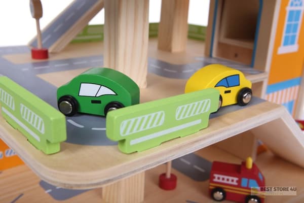 Trägaragebana med hiss + parkeringsplats för bilar