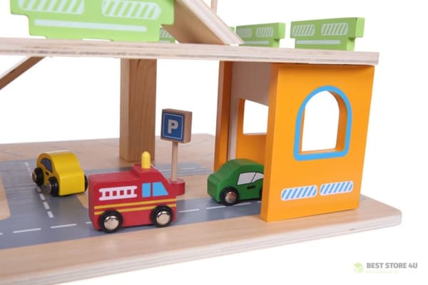 Trägaragebana med hiss + parkeringsplats för bilar