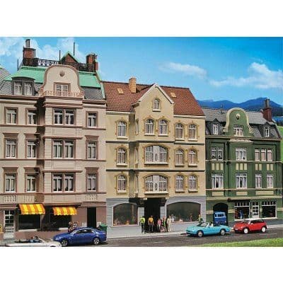 Modelltillverkning - FALLER - Urbant hus med bistro - 1921 - 15 år gammal - Pojke - Vuxen