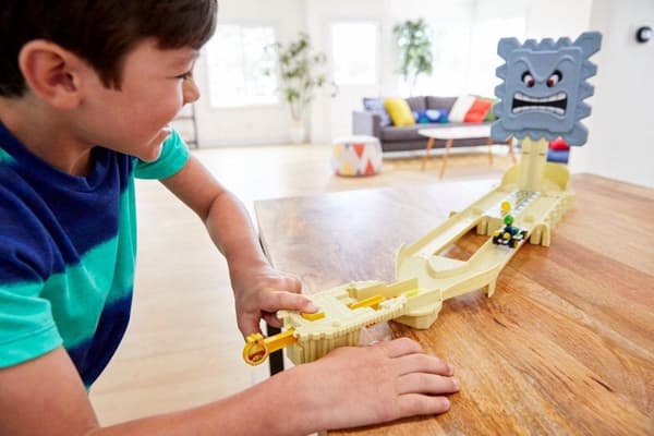 Hot Wheels Mario Kart Thwomp ruins Track Set