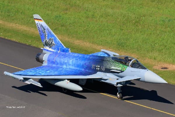 Model of a Luftwaffe 2020 Quadriga Revell 1:72 63843 Eurofighter Typhoon Luftwaffe model aircraft + 4 paints + glue + brush