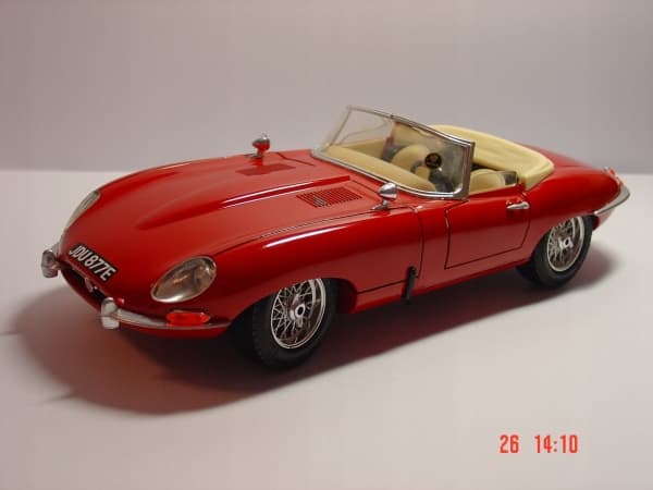 Bburago BBU 1:24 Jaguar XKR-S hvit 21063W 02696