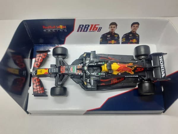 Bil 1/43 Bburago Red Bull RB16B Signaturhjälm Verstappen F1 Official Formula 1