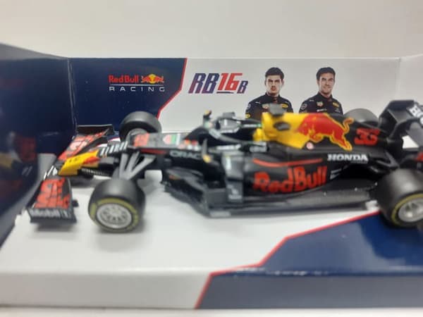 Bil 1/43 Bburago Red Bull RB16B Signaturhjälm Verstappen F1 Official Formula 1