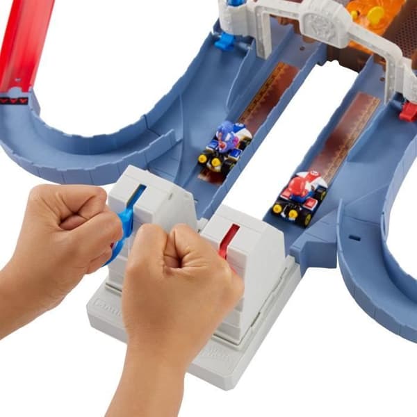 Hot Wheels - Mario Kart Chaotic Race Box Set på Bowser's Castle - Small Car Circuit - 5 år och uppåt GNM22