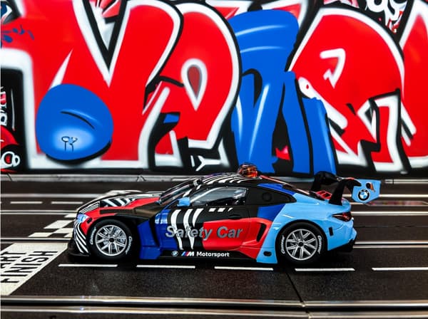 Carrera 1:24 BMW M4 GT3 Safety Car