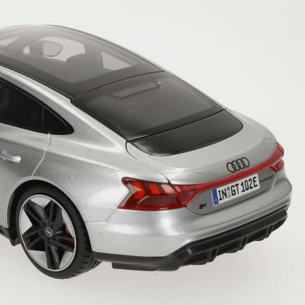 Bil Bburago GT-Audi RS E-TRON GT 2022 1:18