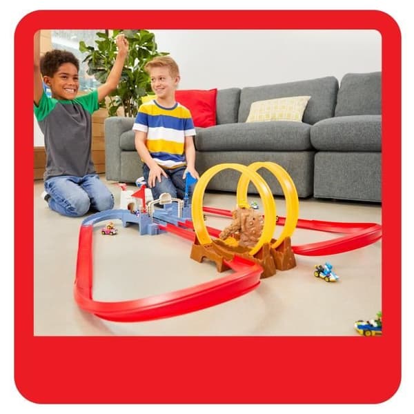 Hot Wheels - Mario Kart Chaotic Race Box Set på Bowser's Castle - Small Car Circuit - 5 år och uppåt GNM22