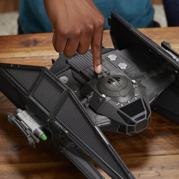 STAR WARS - Tie Silencer Vehicle + Kylo Ren Figure 10cm - HASBRO - Ljud, specialeffekter och projektil ingår
