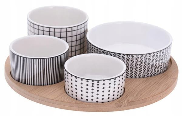 Set med 4 skålar på ett bräde för servering av tapas och snacks