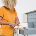 Miniatyrbild 4 av 4: ROBA Barnarbetsbänk i trä med justerbar höjd + 27 pysselbitar - grått och vitt
