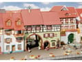 Miniatyrbild 2 av 3: Byhus med port H0 Faller 130499