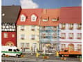 Miniatyrbild 2 av 3: 2 småbyhuse med malerstillads H0 Faller 130494
