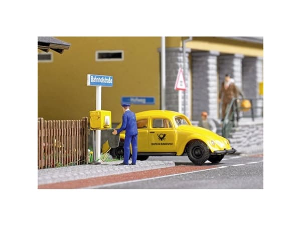 Busch 7887 H0 Volkswagen Beetle med Postmann og postkasse