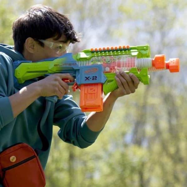 Nerf Elite 2.0 Double Punch Motorized Blaster, snabba fram- och återgående pipor, 50 Nerf Elite Dart, 2 10-Dart magasin, från 8
