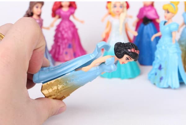 8 Frozen Figures