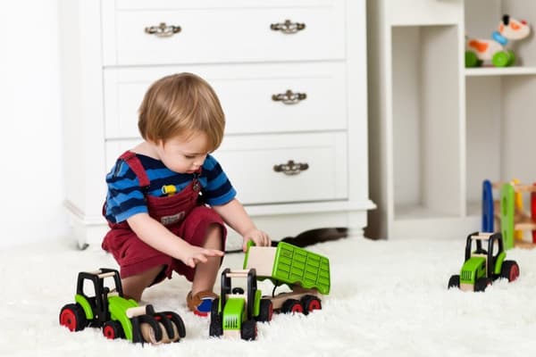 Pintoy Traktor med  vagn Träleksak