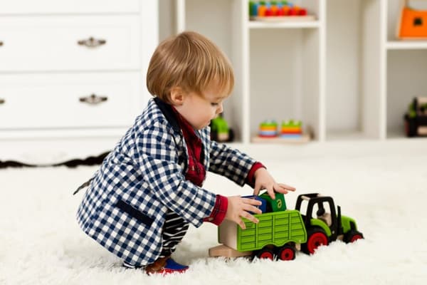 Pintoy Traktor med  vagn Träleksak