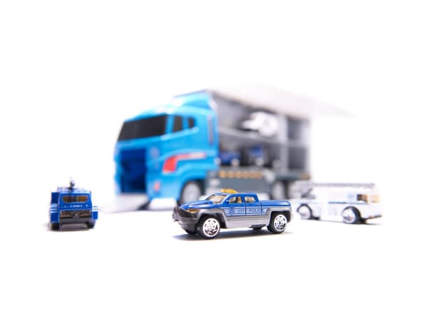 Transportör, TIR-lastbil, bärraket + polisbilar i metall