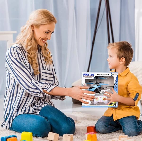 Kauko-ohjattu helikopteri, kaukosäätimellä varustettu helikopteri - sininen