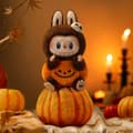 Miniatyrbilde 3 av 4: Pop Mart Labubu Halloween Sittende Gresskar 17,5 cm