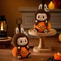 Miniatyrbilde 2 av 4: Pop Mart Labubu Halloween Sittende Gresskar 17,5 cm