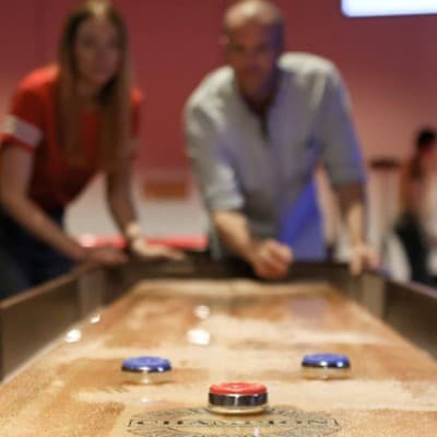 Spela Shuffleboard