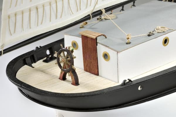 Amati - Hunter Q-Ship 1:60