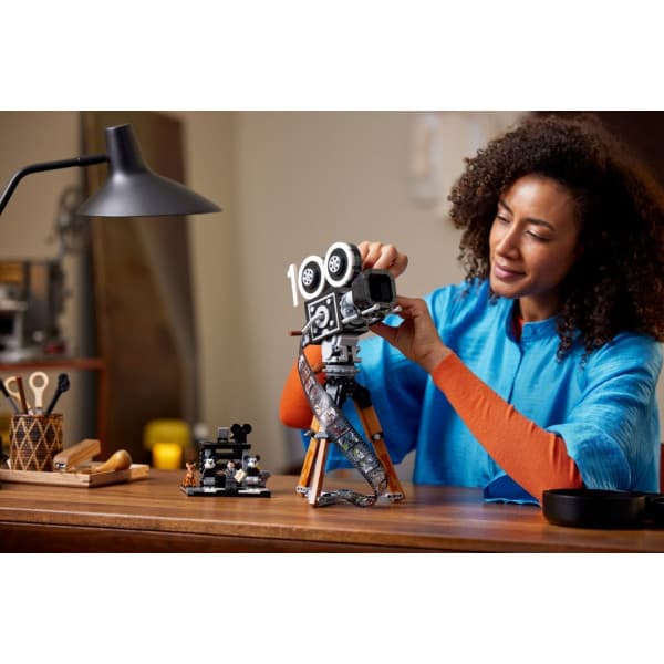 LEGO Disney Classic 43230 - Walt Disneylle omistettu kamera