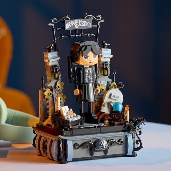 LEGO Wednesday 76780 – Wednesday Addams ‑hahmo