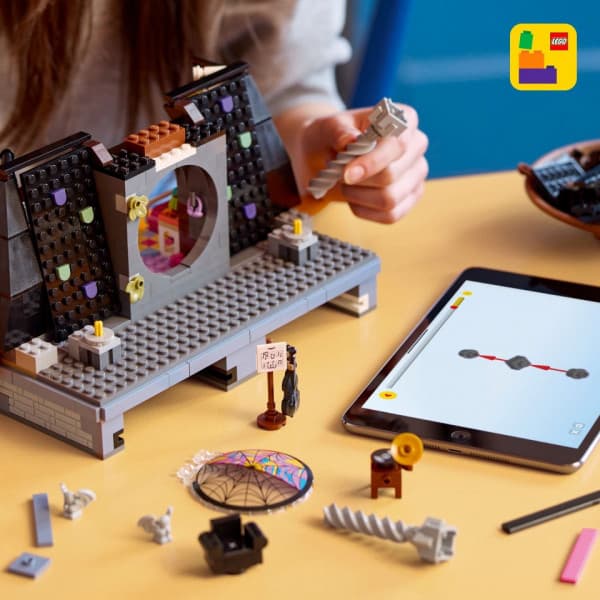 LEGO Wednesday: Wednesday & Enids korridorsrum Gåvoset 76781