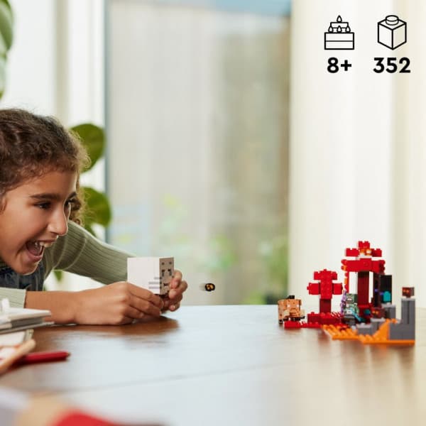 LEGO Minecraft Attack vid Nether-portalen 21255