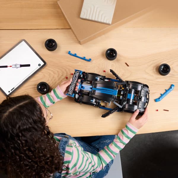 LEGO Technic Porsche GT4 e-Performance Leksak 42176