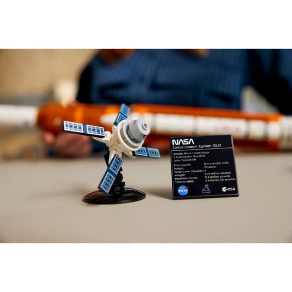 LEGO Icons 10341 - NASA Artemis -laukaisujärjestelmä