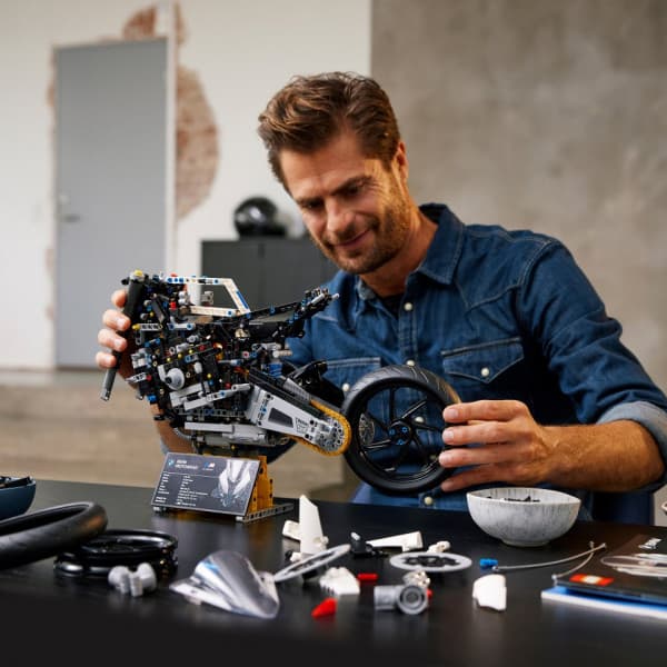 LEGO Technic BMW M 1000 RR 42130 Modellbyggset (1 925 delar)