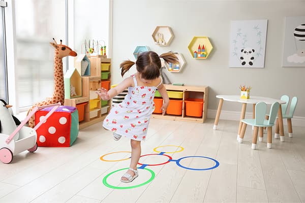 Hopscotch-spil med farverige cirkler, 10 ringe og stik