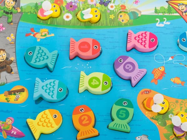 Fiskespel i trä med en Montessori-bimagnet