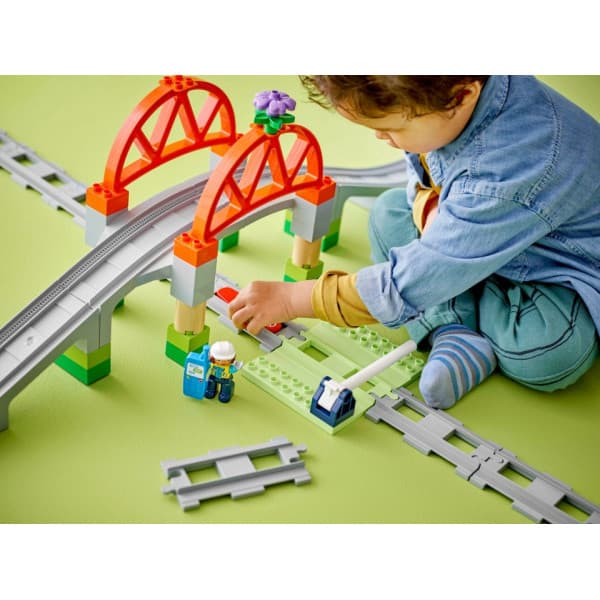 LEGO DUPLO Town 10426 – Silta ja raiteet ‑laajennussarja