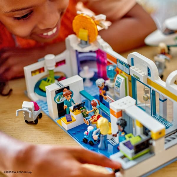 LEGO Friends 42656 – Heartlake Cityn lentoasema ja lentokone