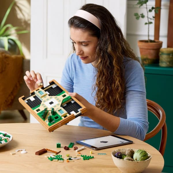 LEGO Icons 10359 – Trädgård och fontän