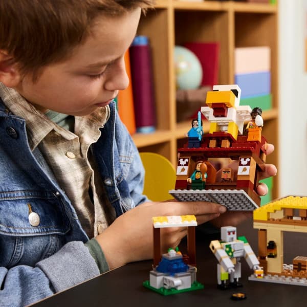 LEGO Minecraft 21273 – Hornanhenki-kuumailmapallon hyökkäys kylään