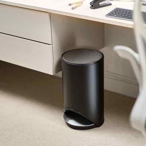 JOSEPH JOSEPH Arc Easy-Push Mattsvart Pedalbehållare 10L