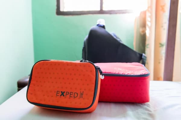 EXPED PADDED ZIP POUCH MEDIUM