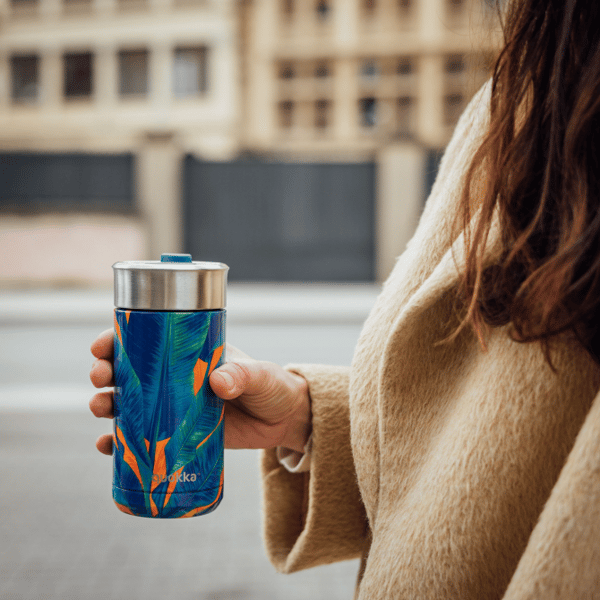 Quokka Boost Coffee Tumbler - Ruostumattomasta teräksestä valmistettu lämpömuki infussorilla 400 ml (Blue Jungle)
