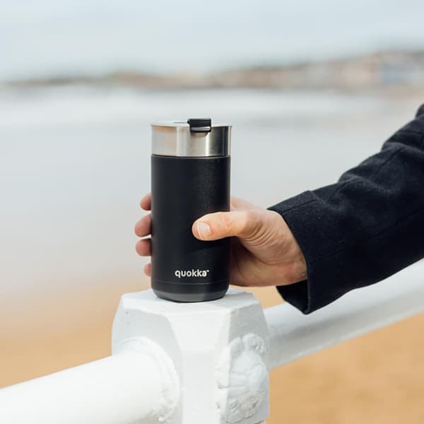 Quokka Boost Coffee Tumbler - Ruostumattomasta teräksestä valmistettu lämpömuki infussorilla 400 ml (hiilimusta)