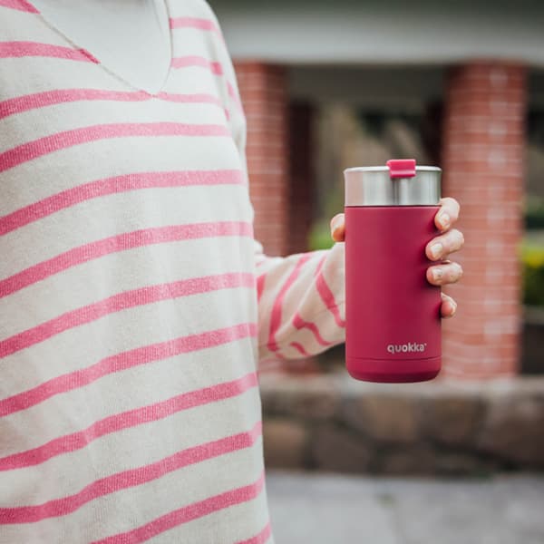 Quokka Boost Coffee Tumbler - Ruostumattomasta teräksestä valmistettu lämpömuki infussorilla 400 ml (Maroon)