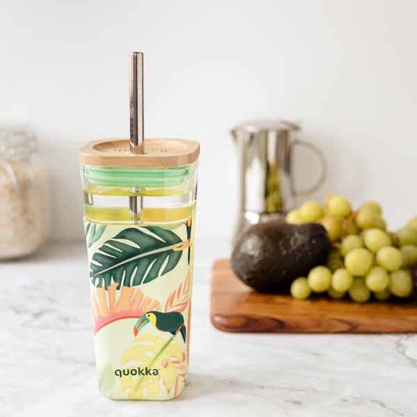 Quokka Liquid Cube - 540 ml glaskop med sugerør af rustfrit stål (tropiske tukaner)