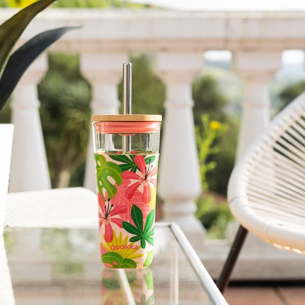 Quokka Liquid Cube - 540 ml glaskop med sugerør af rustfrit stål (Pink Jungle)